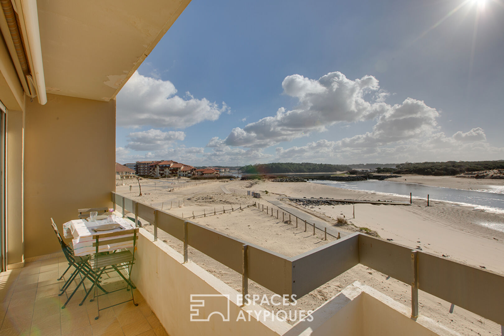 Apartment with panoramic view of lake and ocean