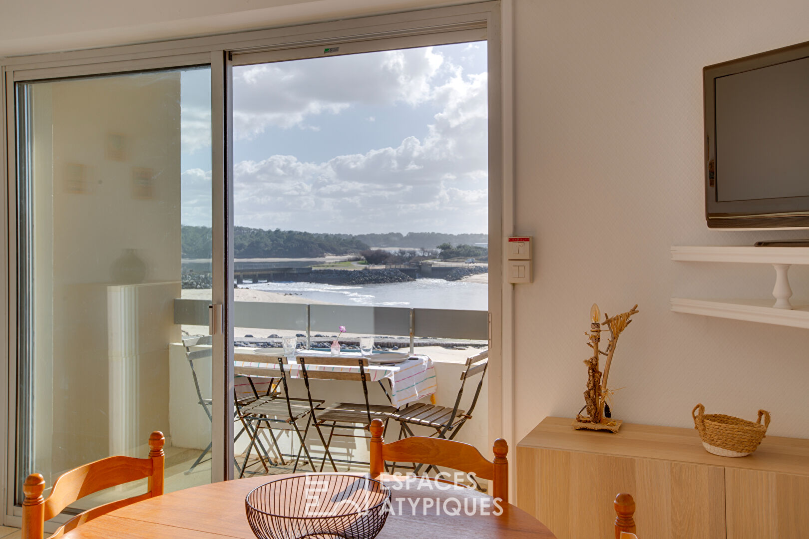 Apartment with panoramic view of lake and ocean