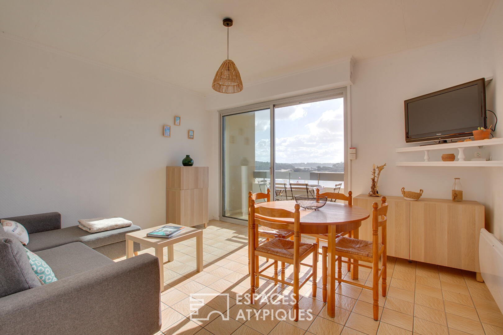 Apartment with panoramic view of lake and ocean