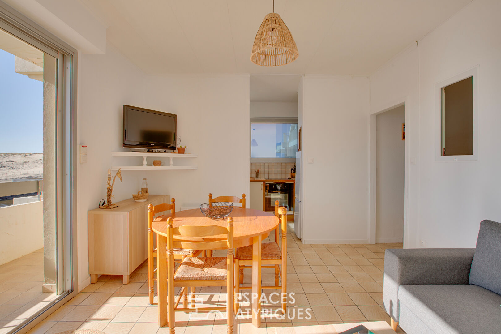 Apartment with panoramic view of lake and ocean