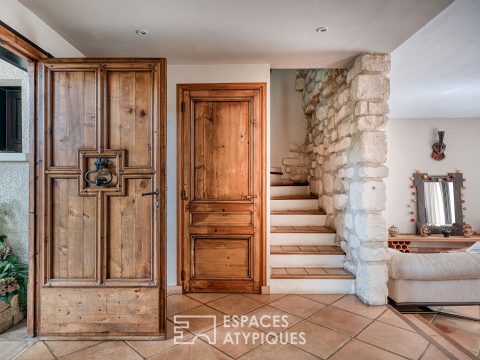 La maison d’architecte en hauteur et son jardin verdoyant