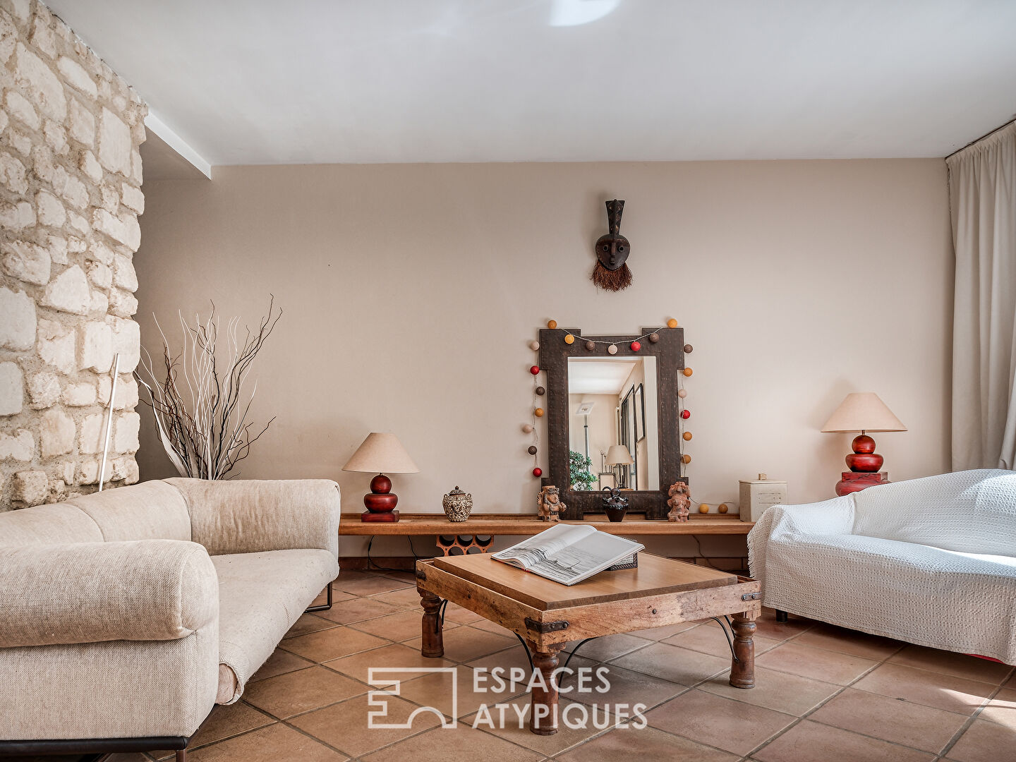 La maison d’architecte en hauteur et son jardin verdoyant