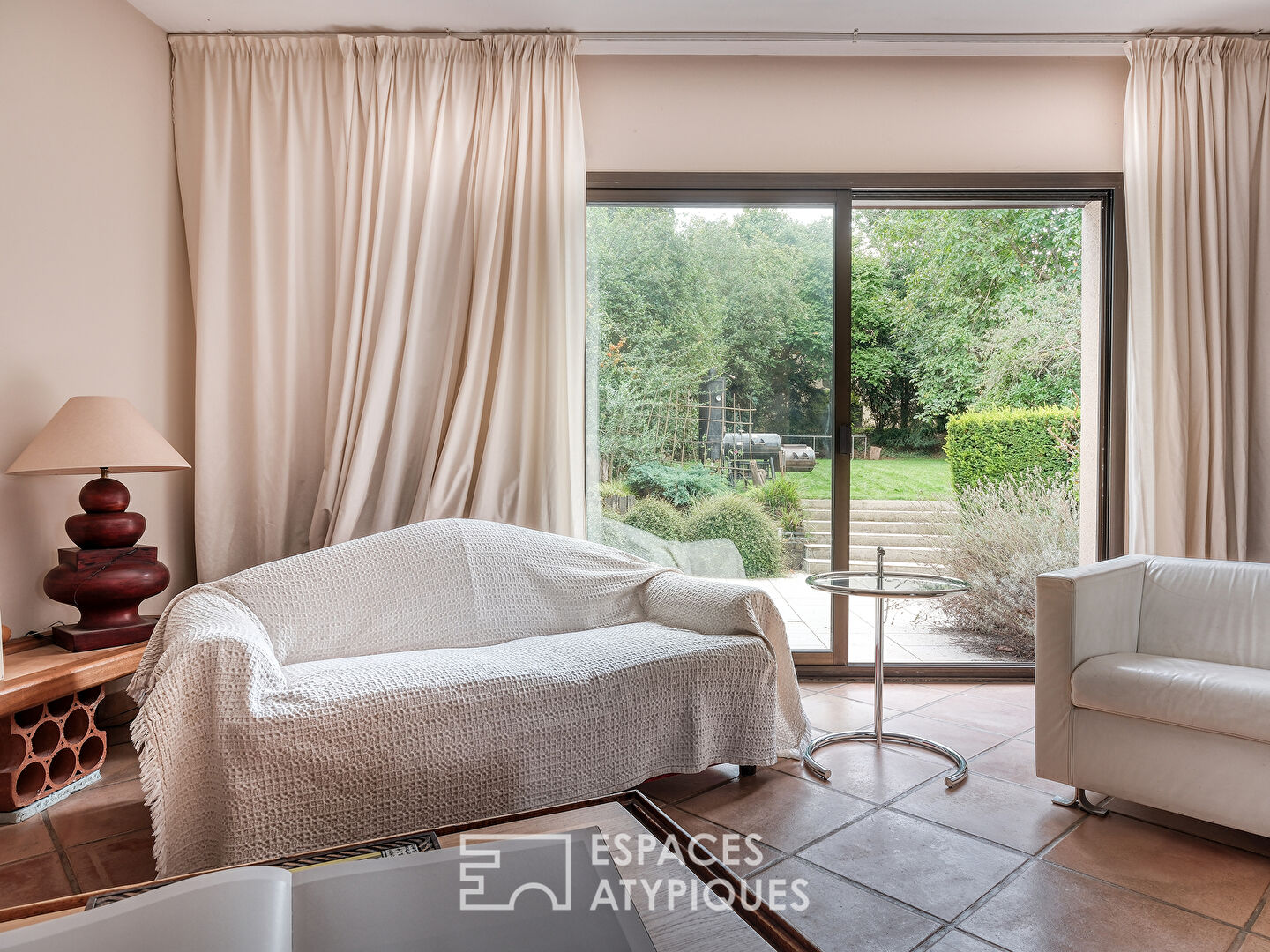 La maison d’architecte en hauteur et son jardin verdoyant