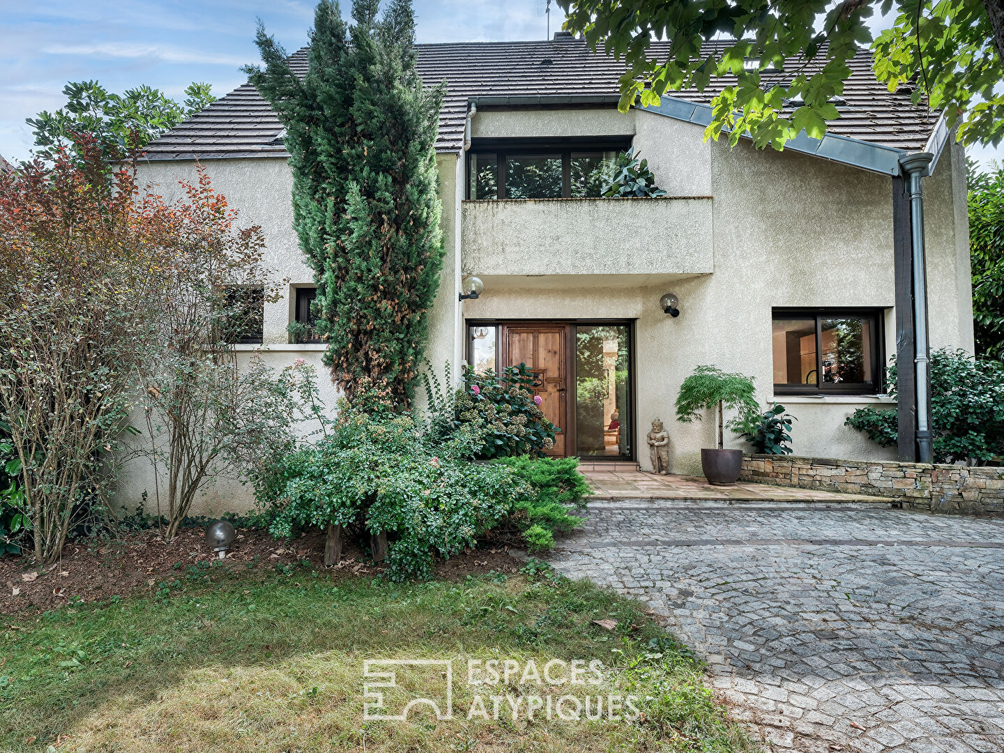 La maison d’architecte en hauteur et son jardin verdoyant