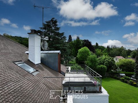 L’appartement loft sous les toits dans un environnement naturel