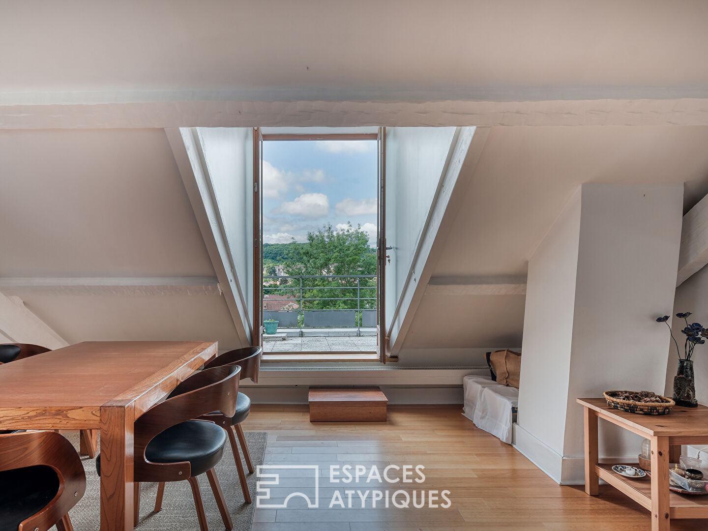 L’appartement loft sous les toits dans un environnement naturel