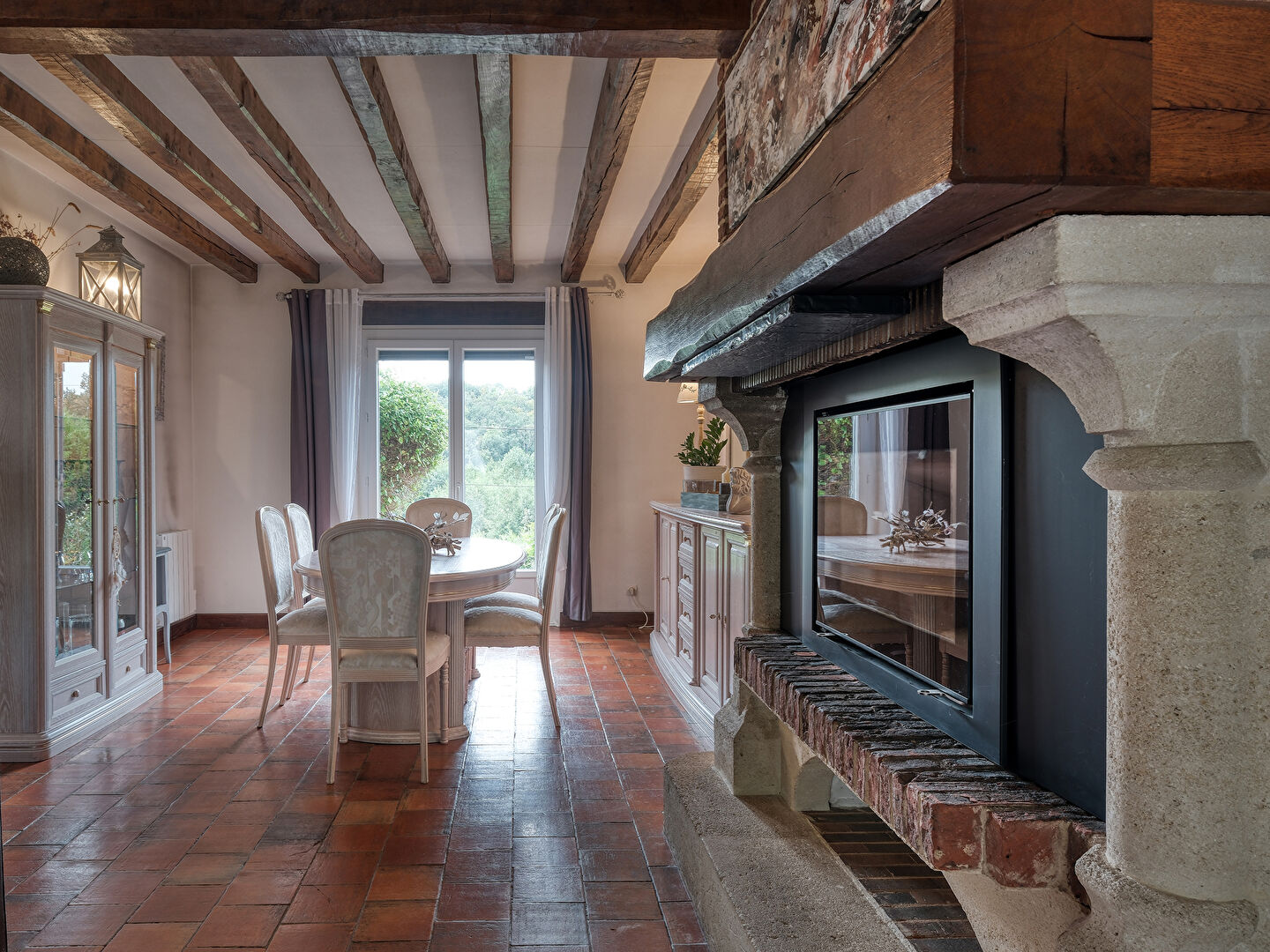 La maison avec une vue sur la vallée.