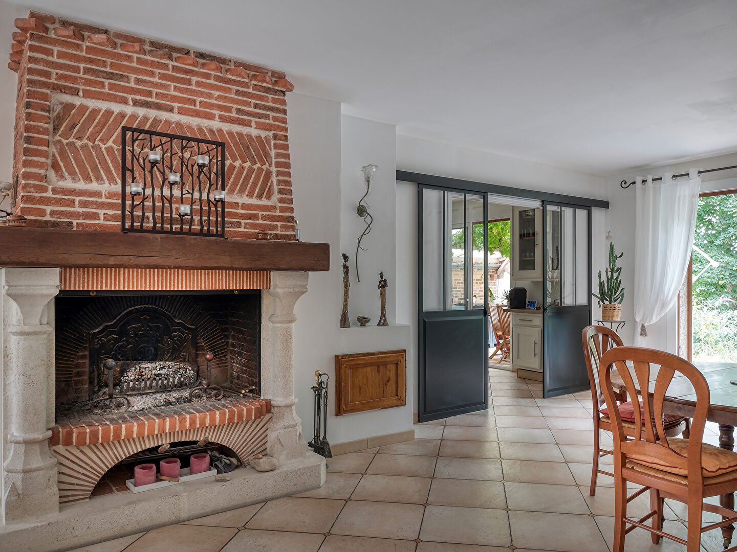 La maison familiale au calme avec sous-sol et jardin verdoyant