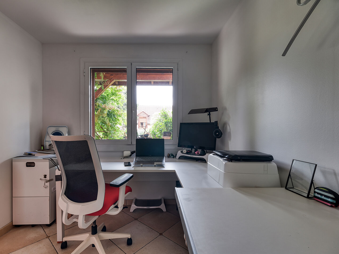 La maison familiale au calme avec sous-sol et jardin verdoyant