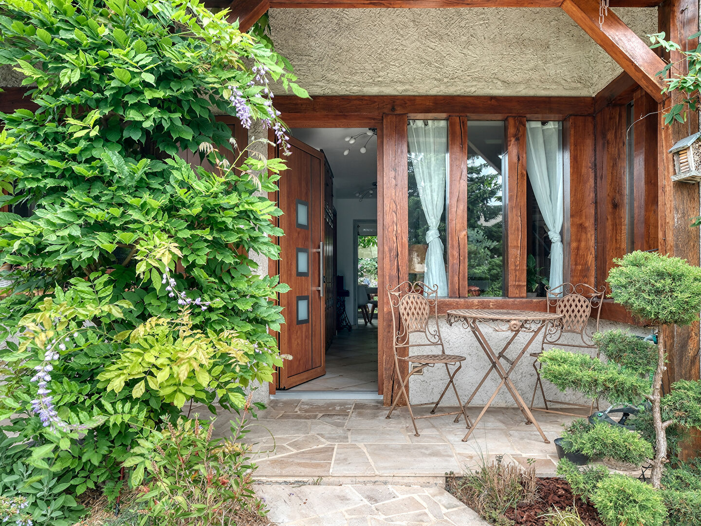 La maison familiale au calme avec sous-sol et jardin verdoyant