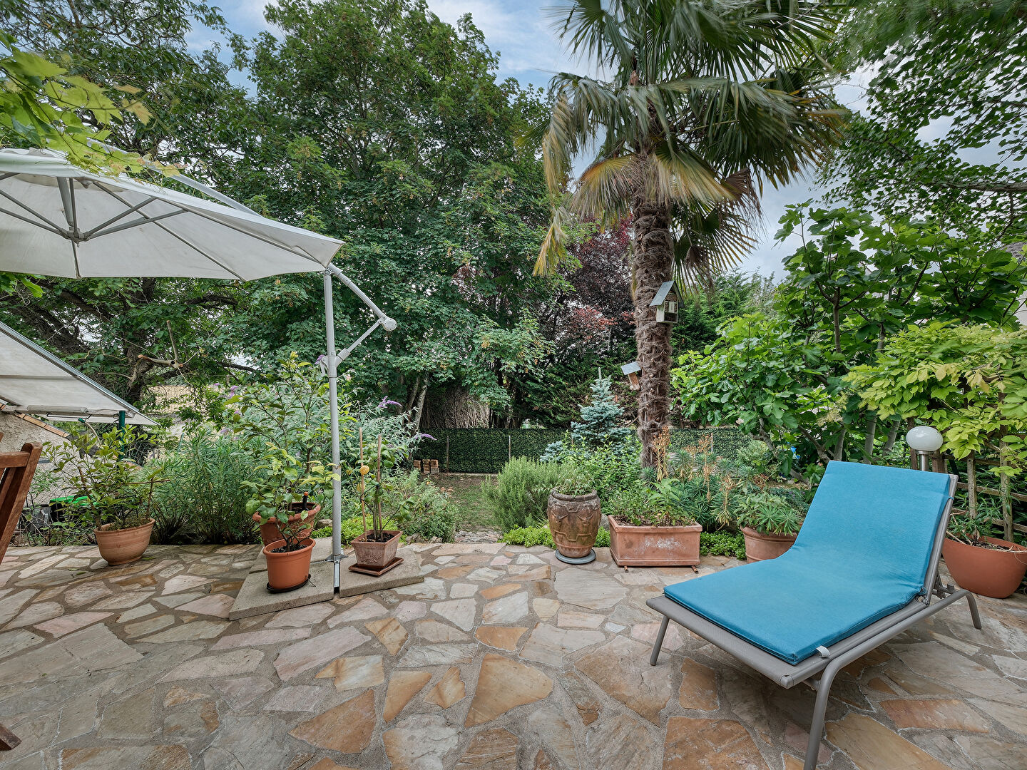 La maison familiale au calme avec sous-sol et jardin verdoyant