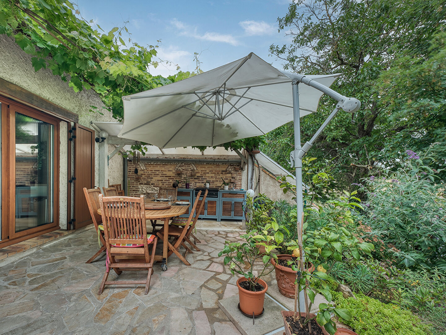 La maison familiale au calme avec sous-sol et jardin verdoyant