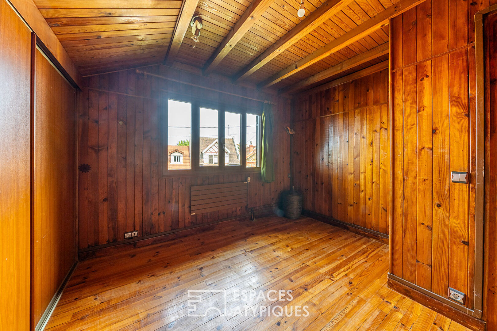 La maison familiale en bois.