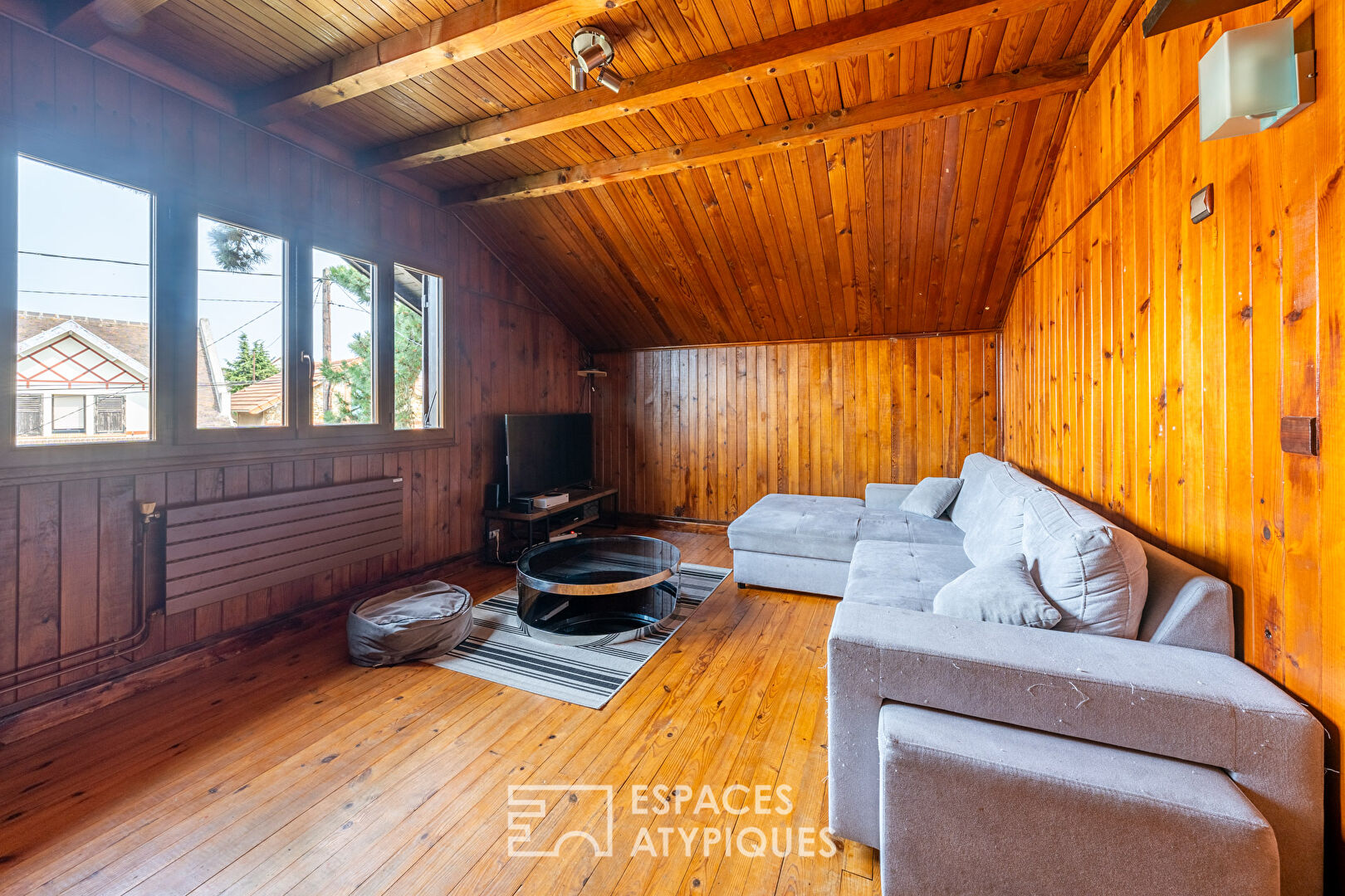 La maison familiale en bois.