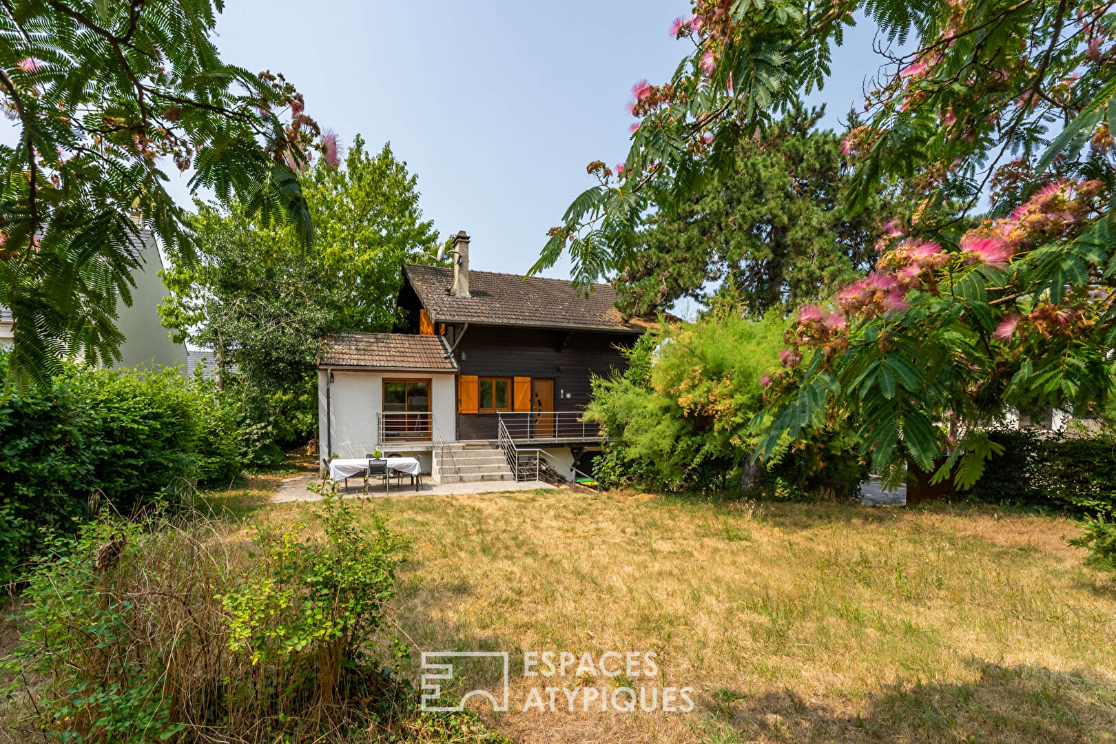 La maison familiale en bois.