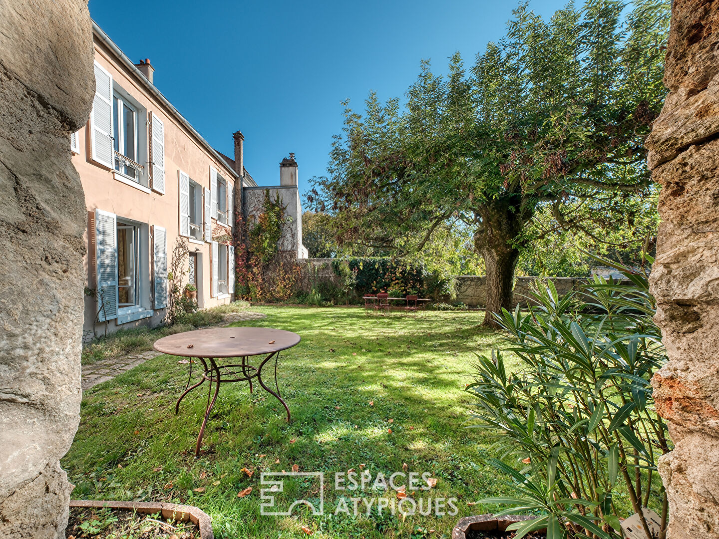 La demeure historique avec son jardin et sa grange au coeur de Palaiseau