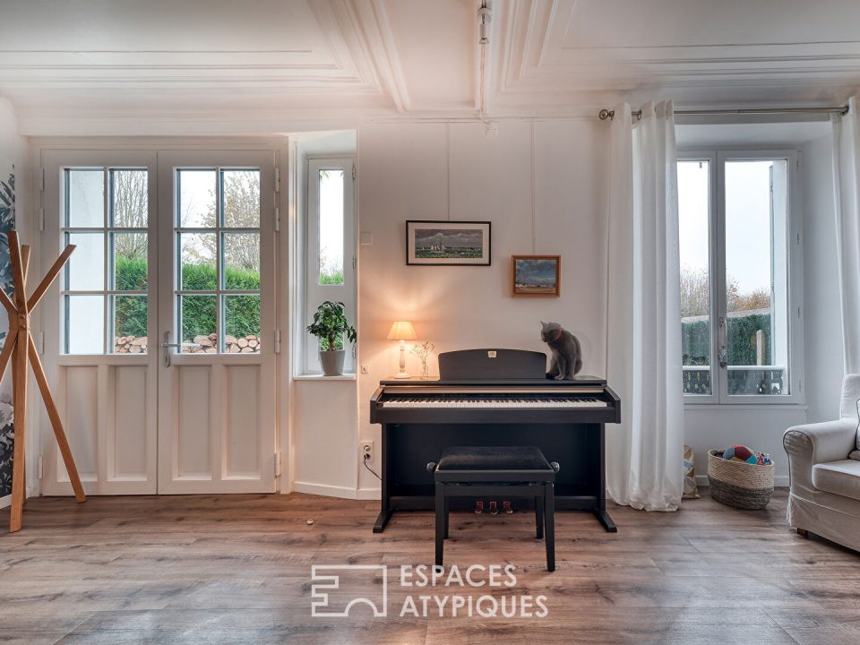 La maison en pierres au centre d'un village de campagne