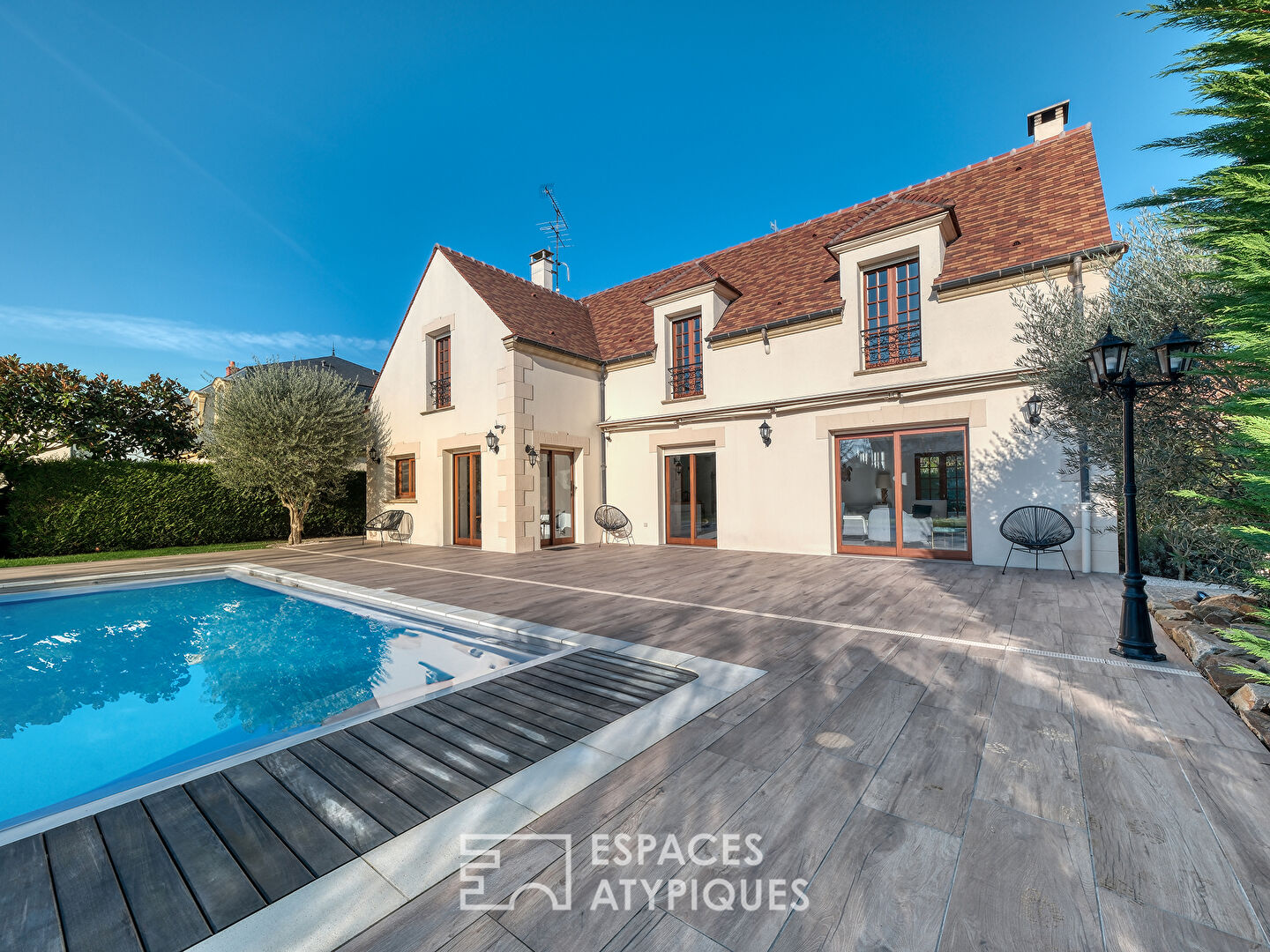 La maison contemporaine et familiale avec une piscine et un grand jardin