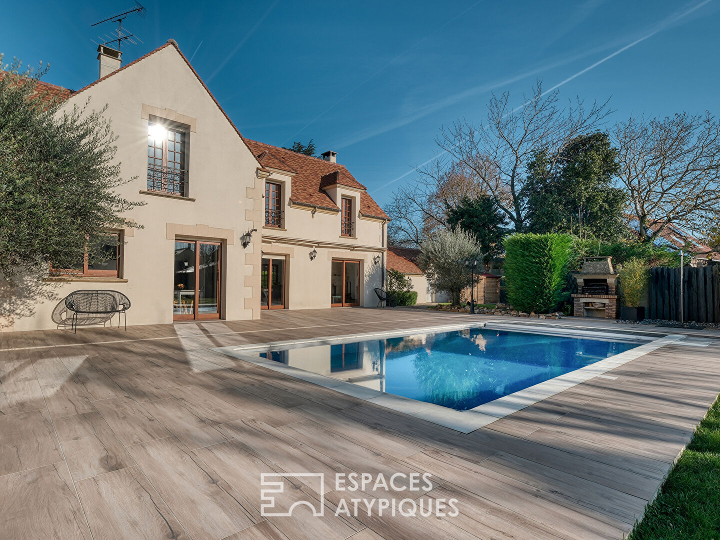 La maison contemporaine et familiale avec une piscine et un grand jardin