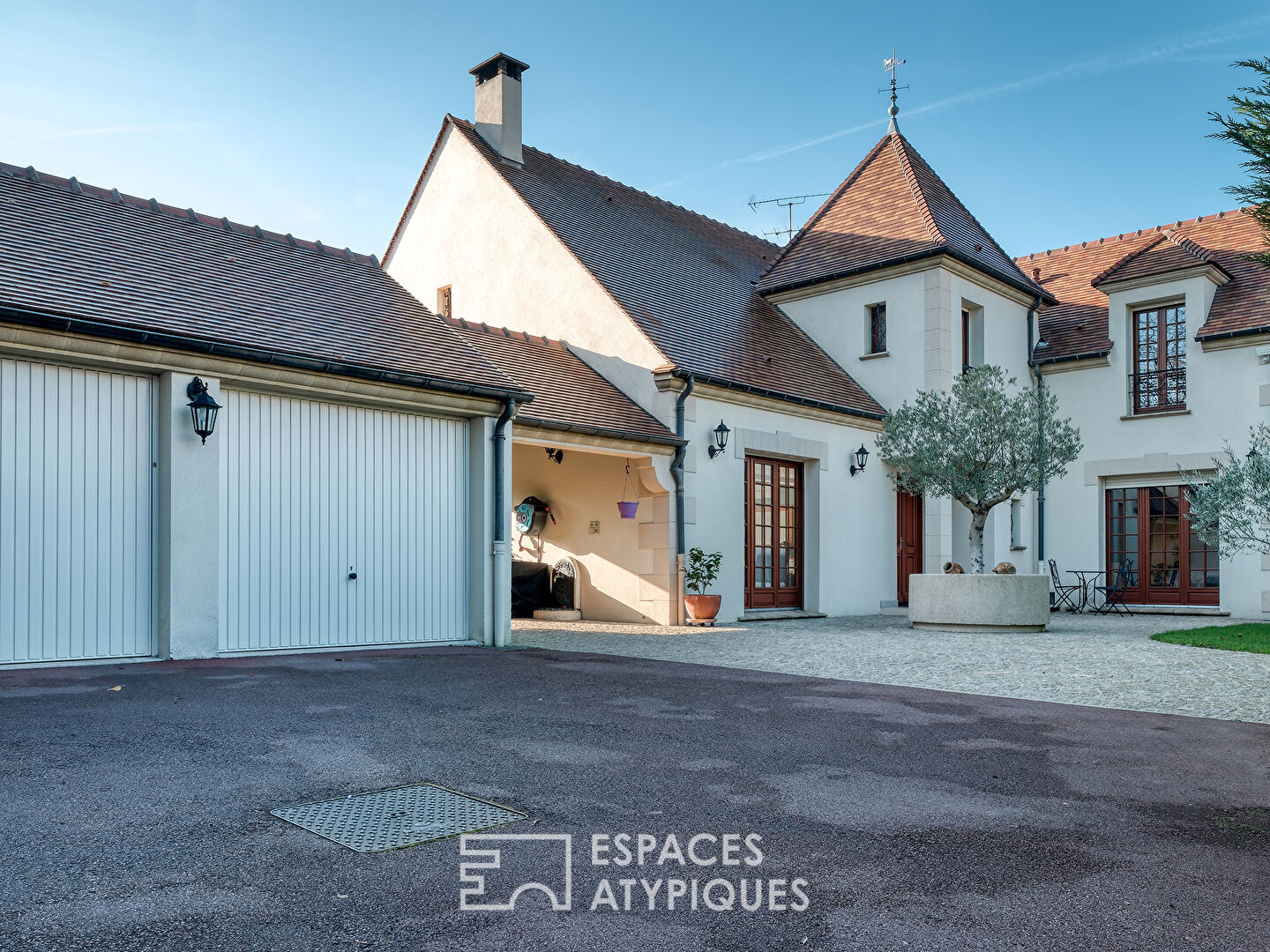 La maison contemporaine et familiale avec une piscine et un grand jardin