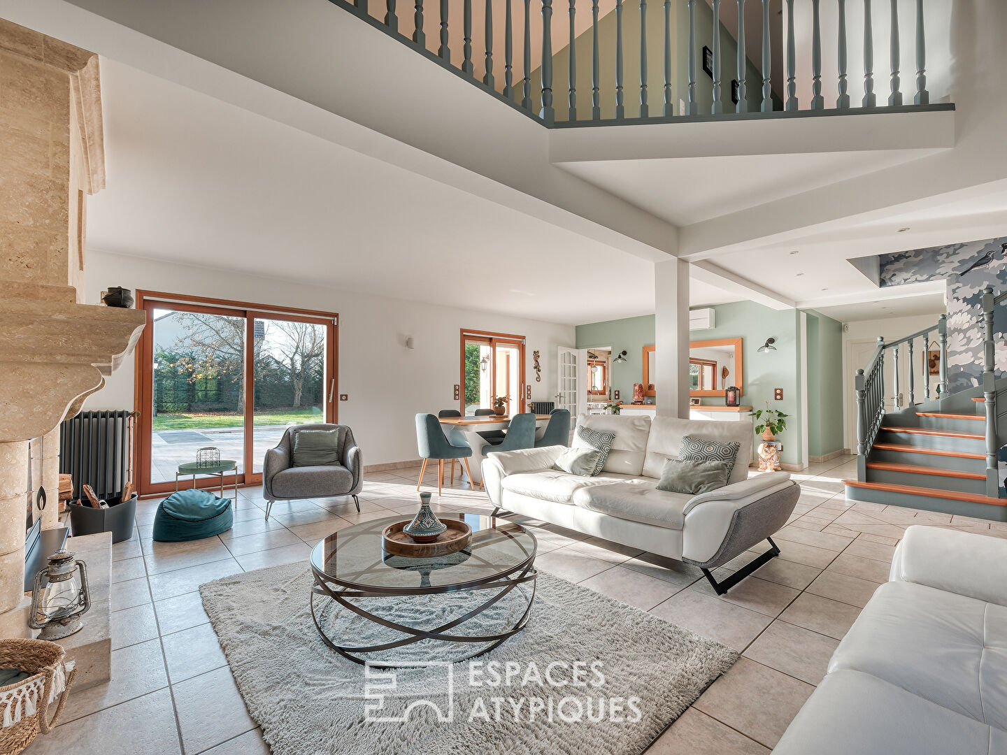 La maison contemporaine et familiale avec une piscine et un grand jardin