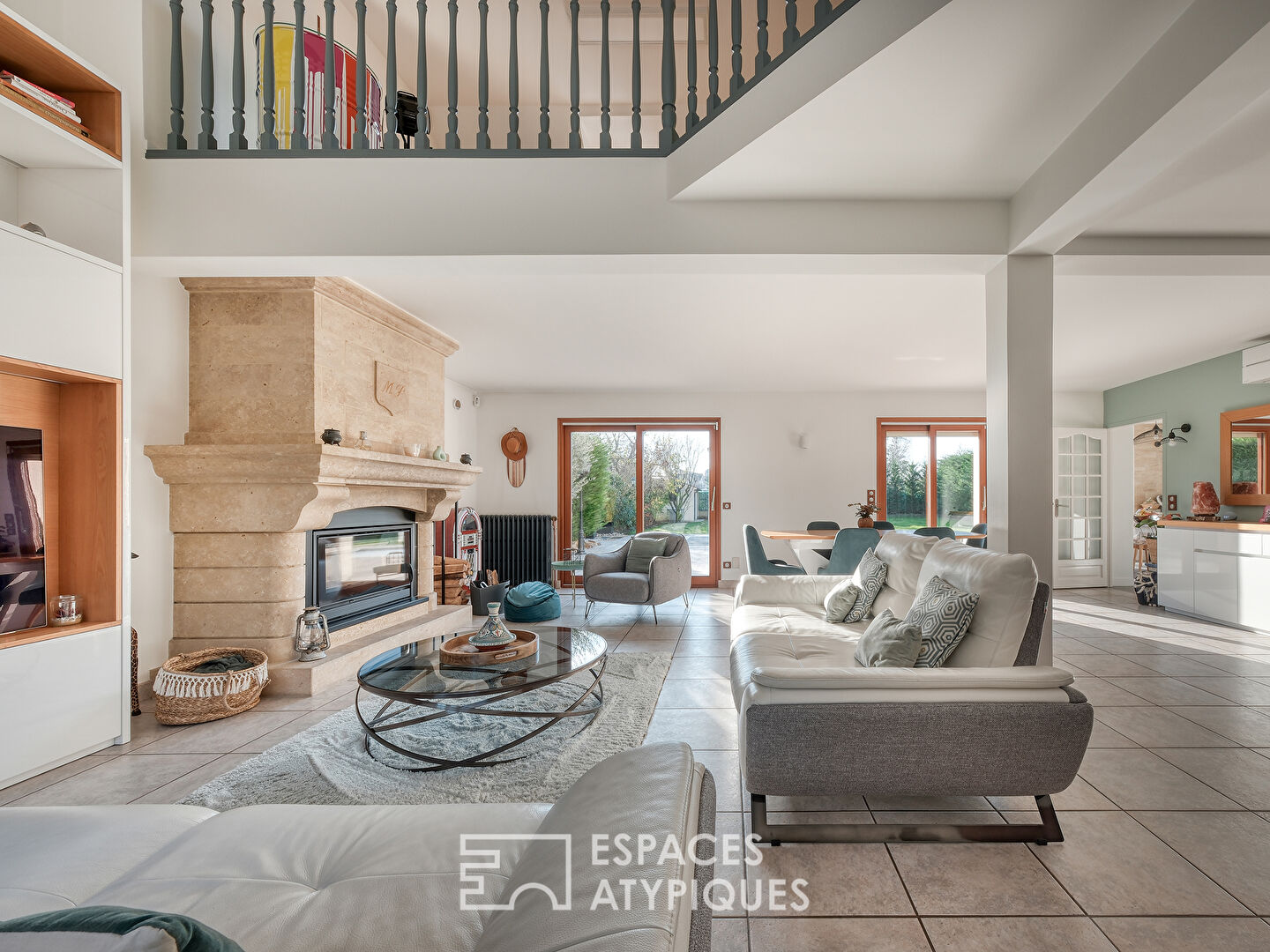 La maison contemporaine et familiale avec une piscine et un grand jardin