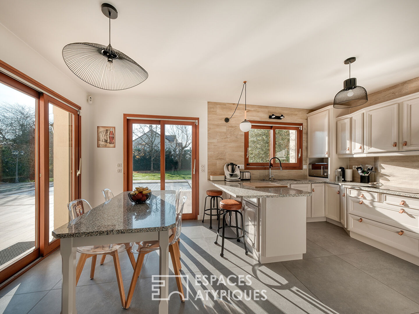 La maison contemporaine et familiale avec une piscine et un grand jardin