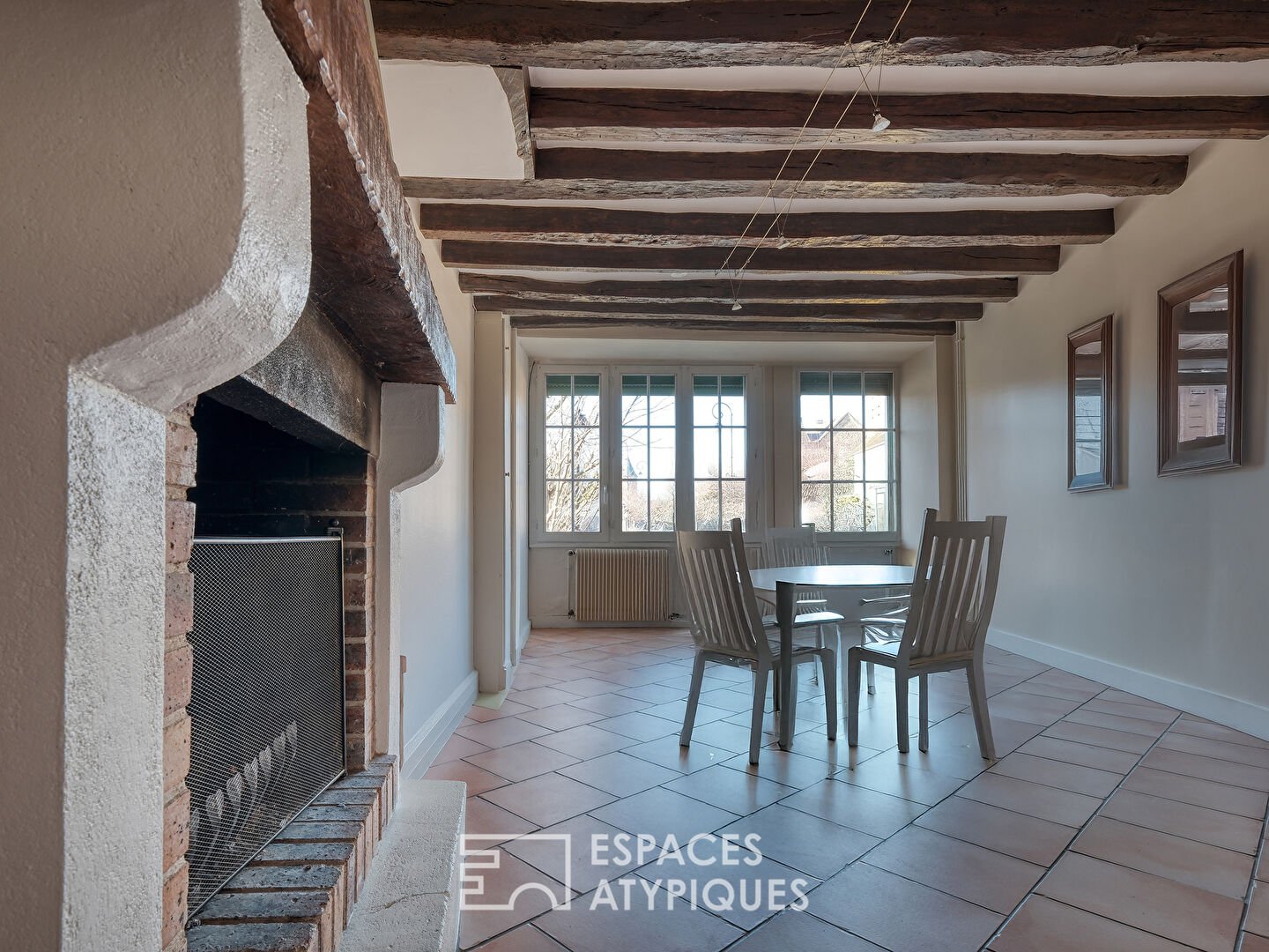 La charmante maison au coeur du village avec une arrière-cour arborée