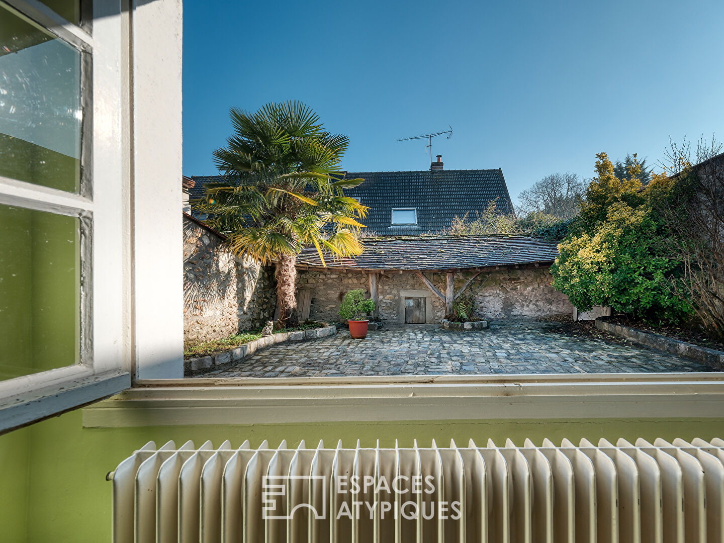 La charmante maison au coeur du village avec une arrière-cour arborée