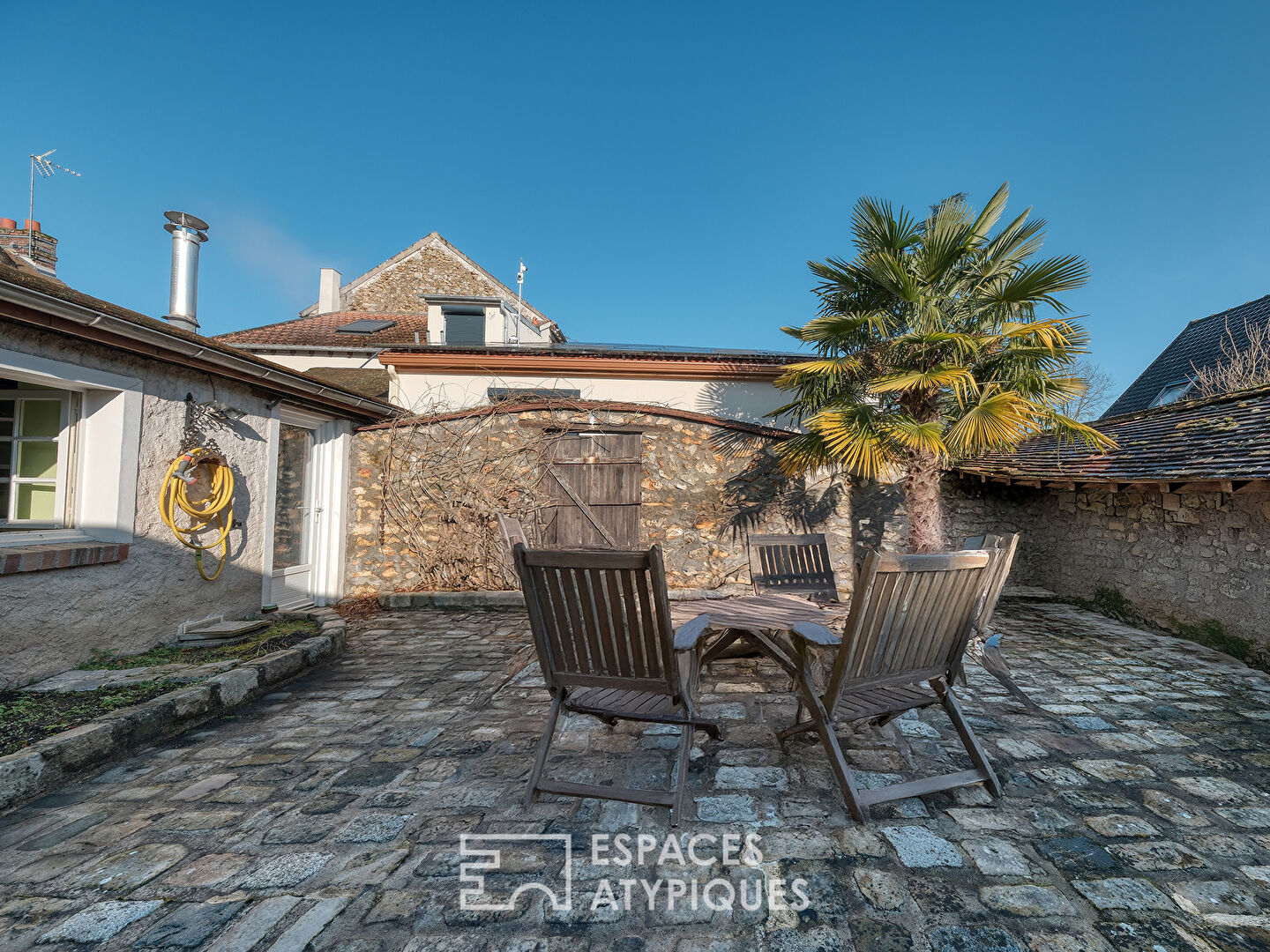 La charmante maison au coeur du village avec une arrière-cour arborée