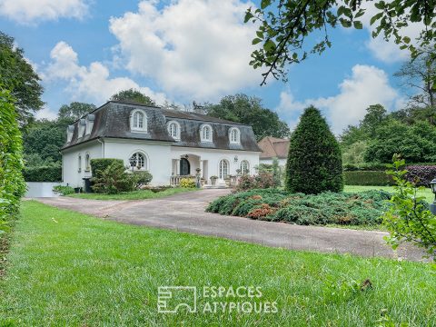 La maison spacieuse et son jardin avec piscine.