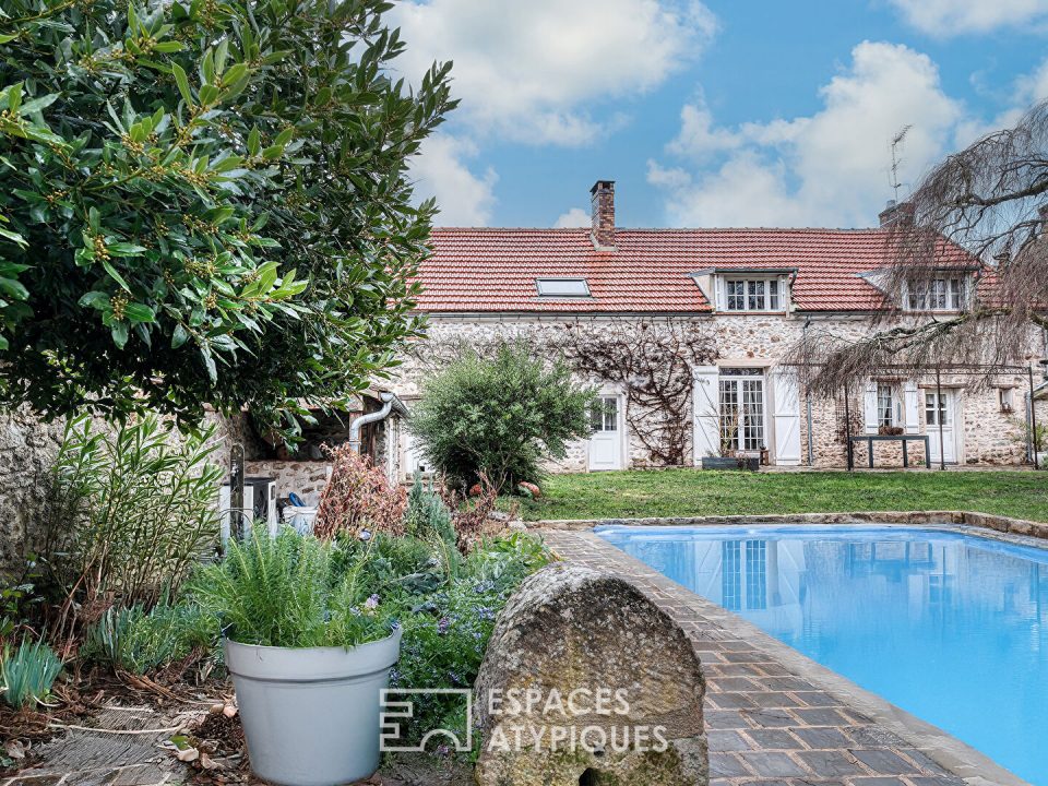 L' ancien corps de ferme et son jardin paysagé avec piscine