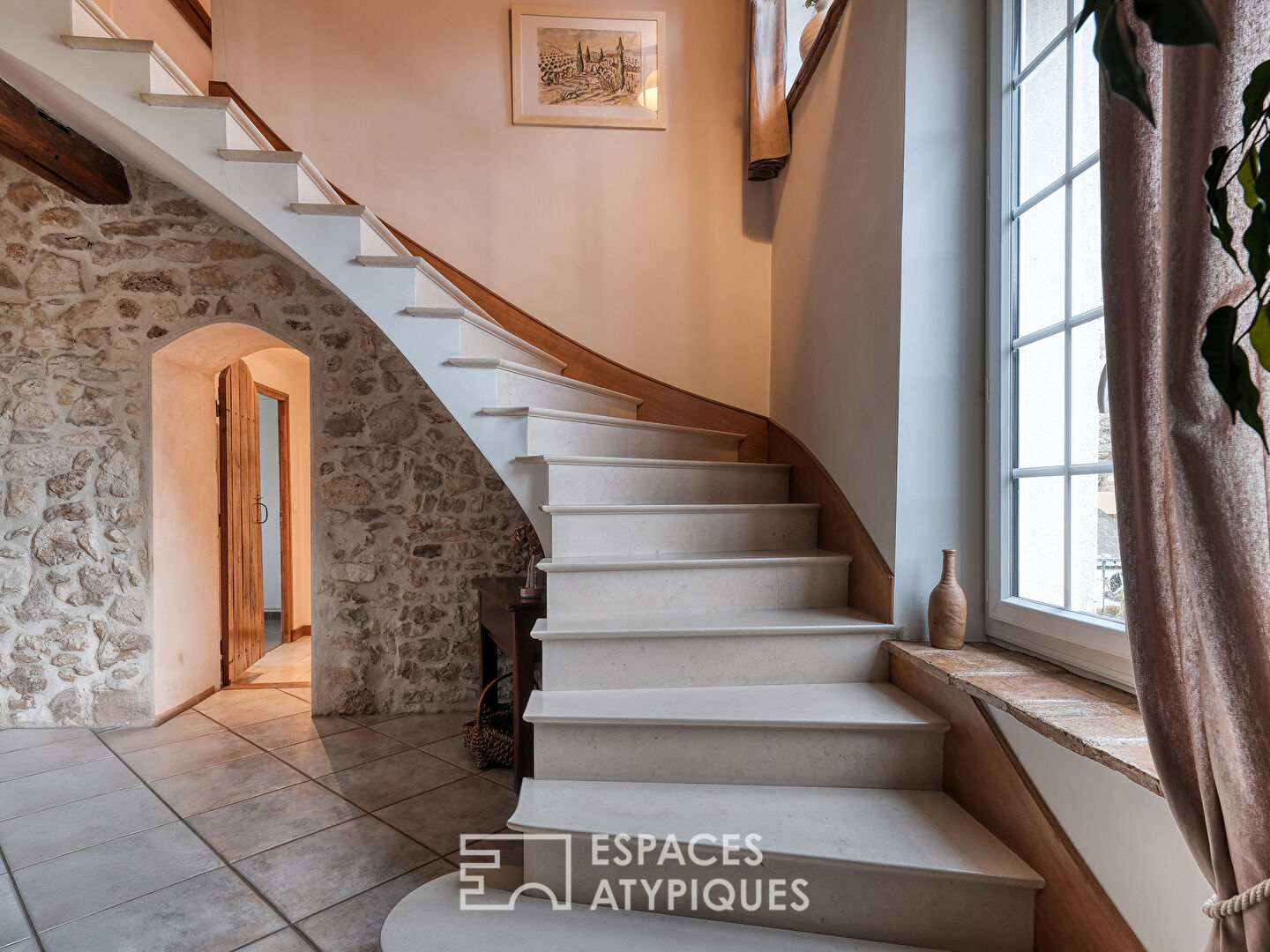 L’ ancien corps de ferme et son jardin paysagé avec piscine