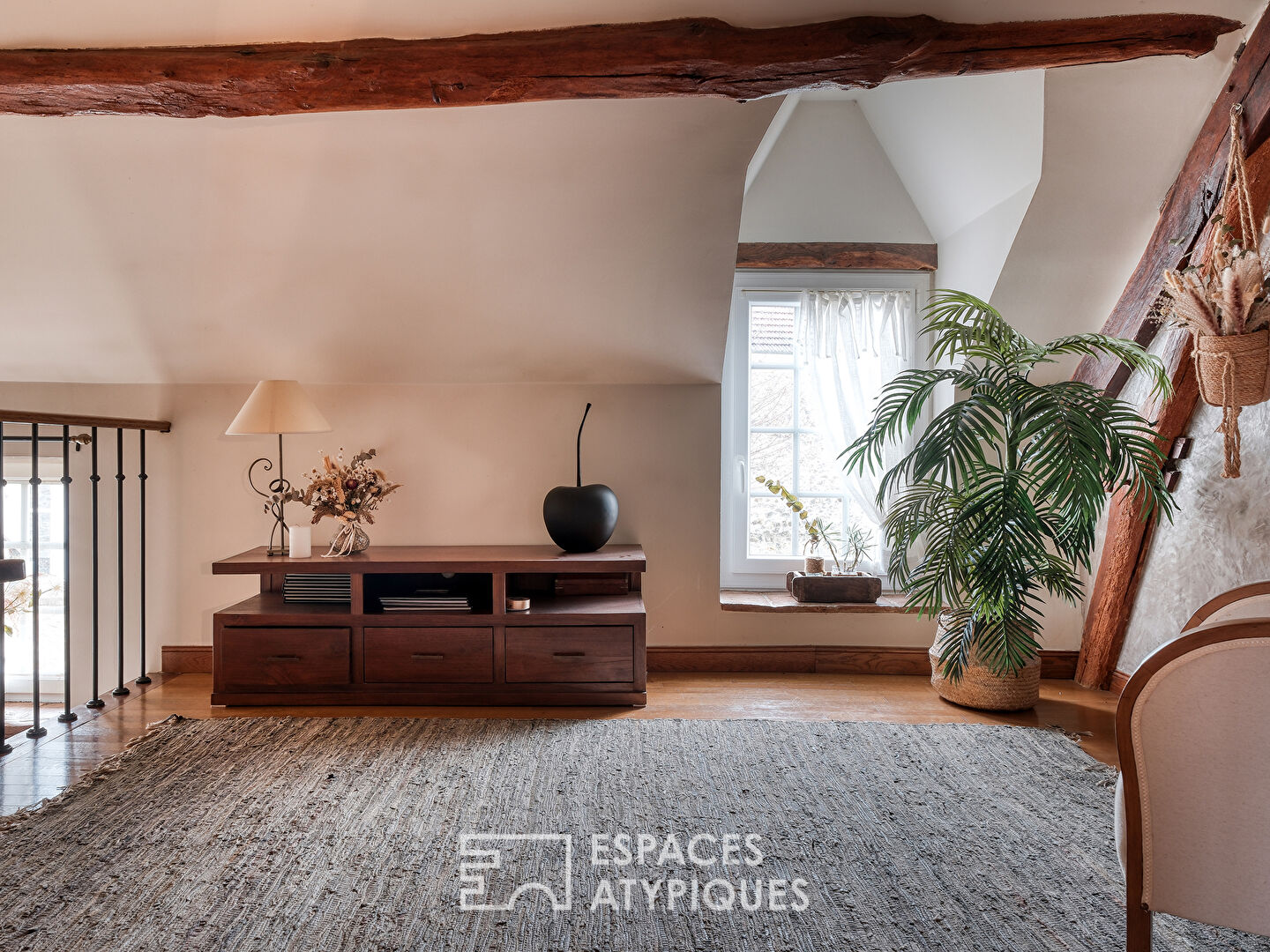 L’ ancien corps de ferme et son jardin paysagé avec piscine