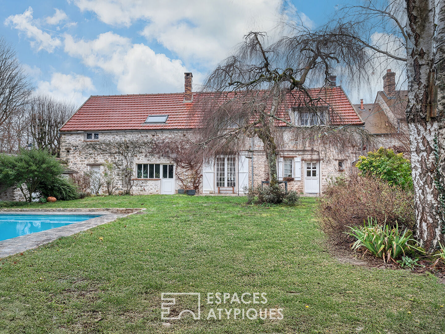 L’ ancien corps de ferme et son jardin paysagé avec piscine