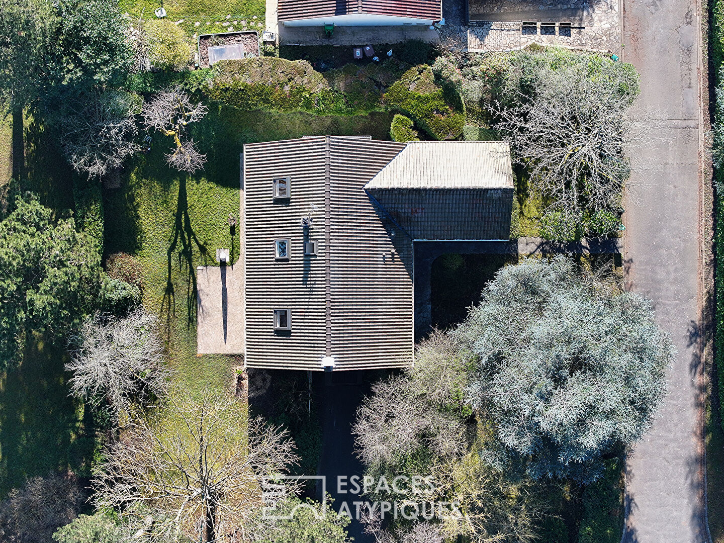 La Maison familiale sur un terrain arboré sans vis-à-vis dans un quartier recherché