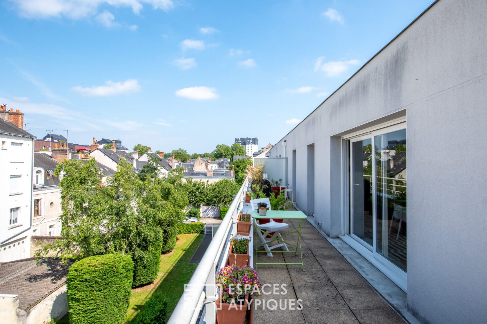 Le Lumineux – Top floor apartment with generous volumes