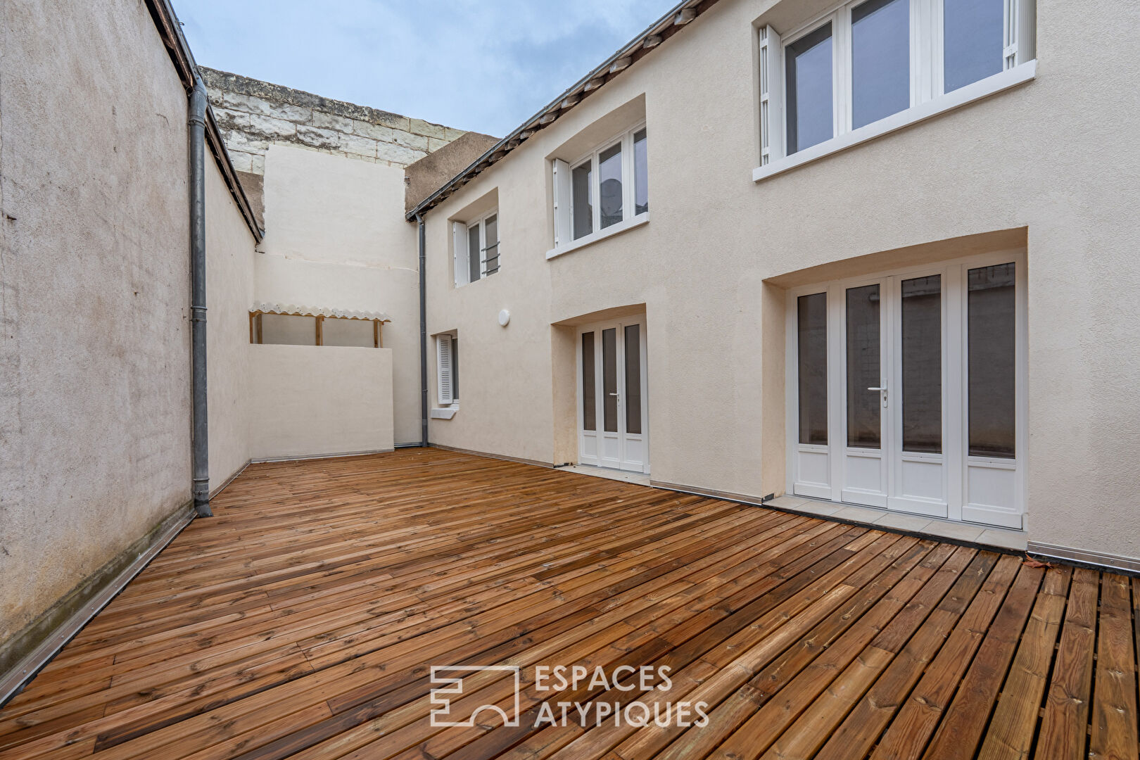 Renovated duplex with terrace in the heart of town