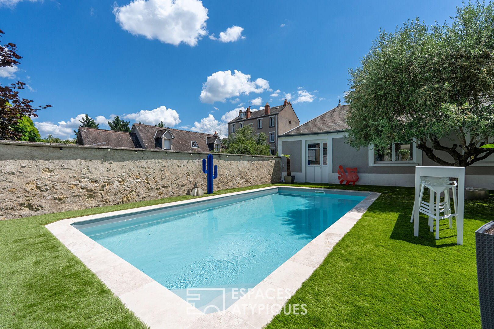 Elegant renovated residence with its outbuildings and swimming pool