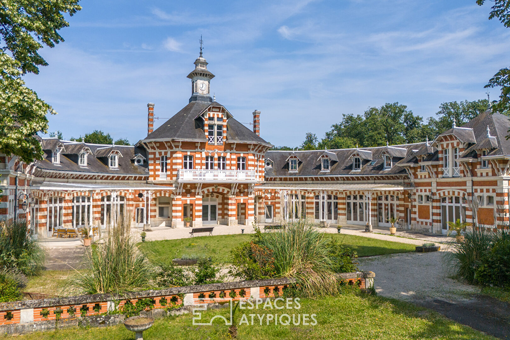 Exceptional old stables and its wooded park