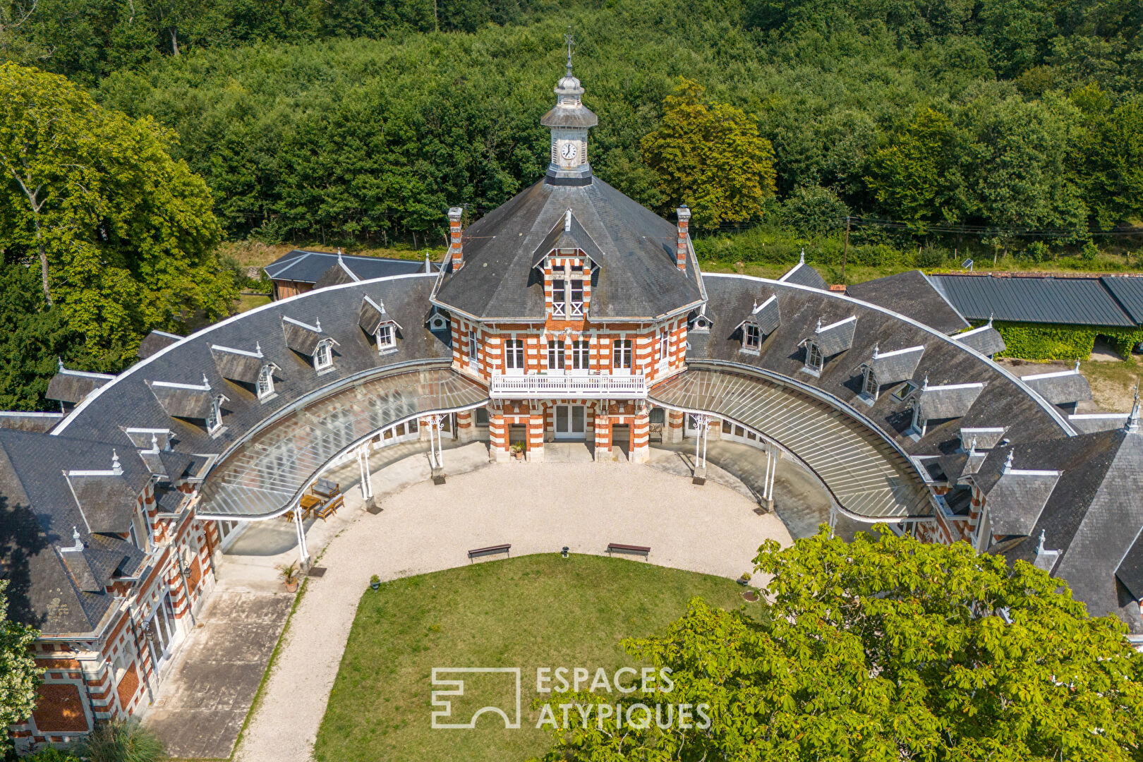 Exceptional old stables and its wooded park