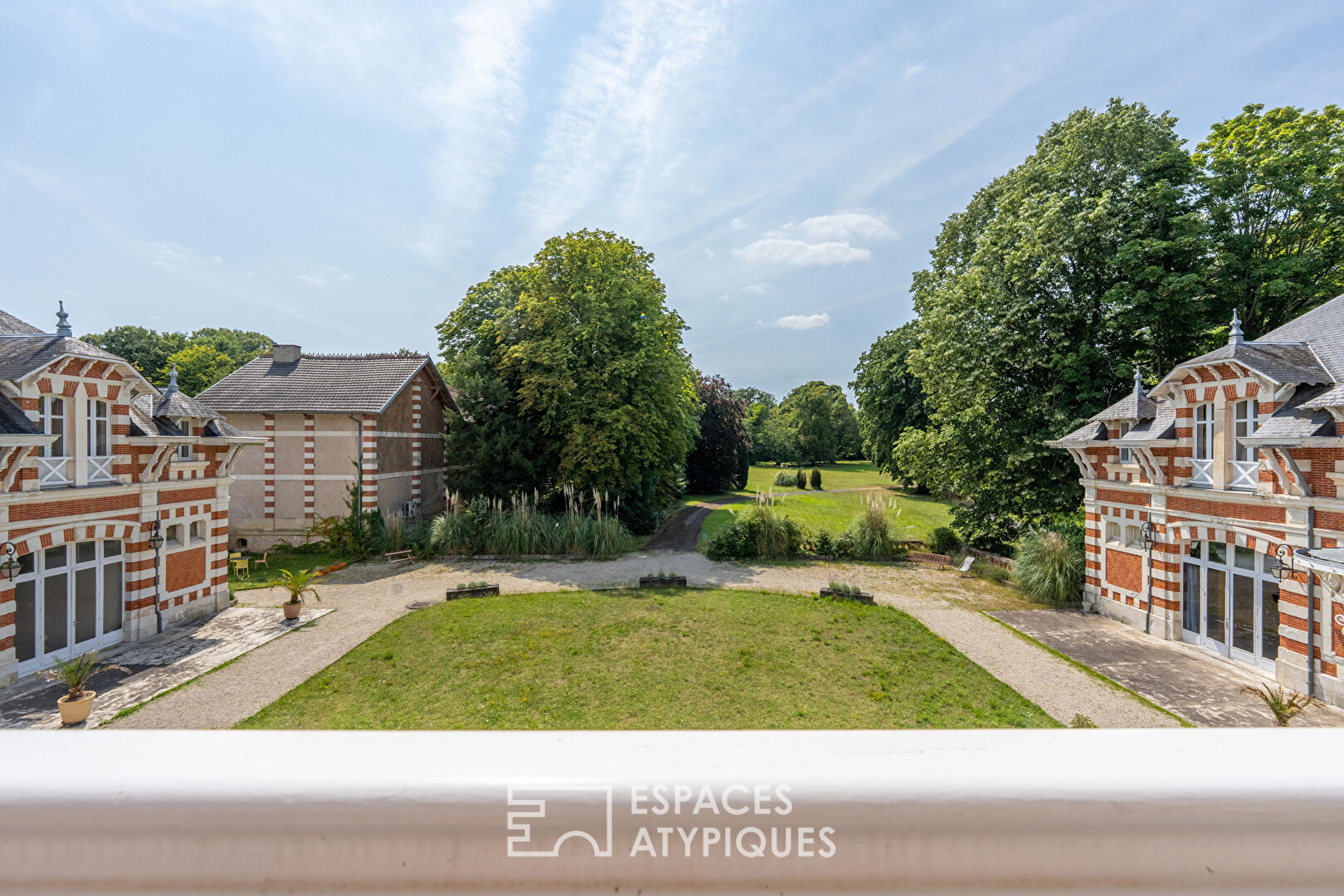 Exceptional old stables and its wooded park