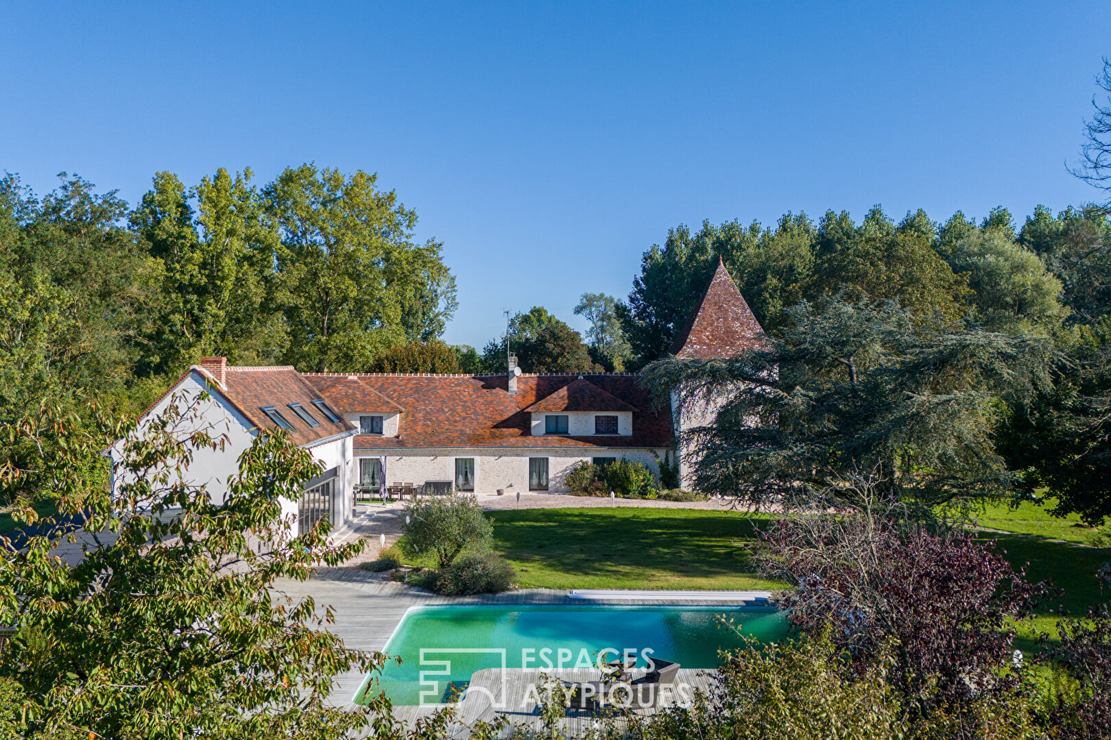 Renovated farmhouse with swimming pool in an exceptional natural setting