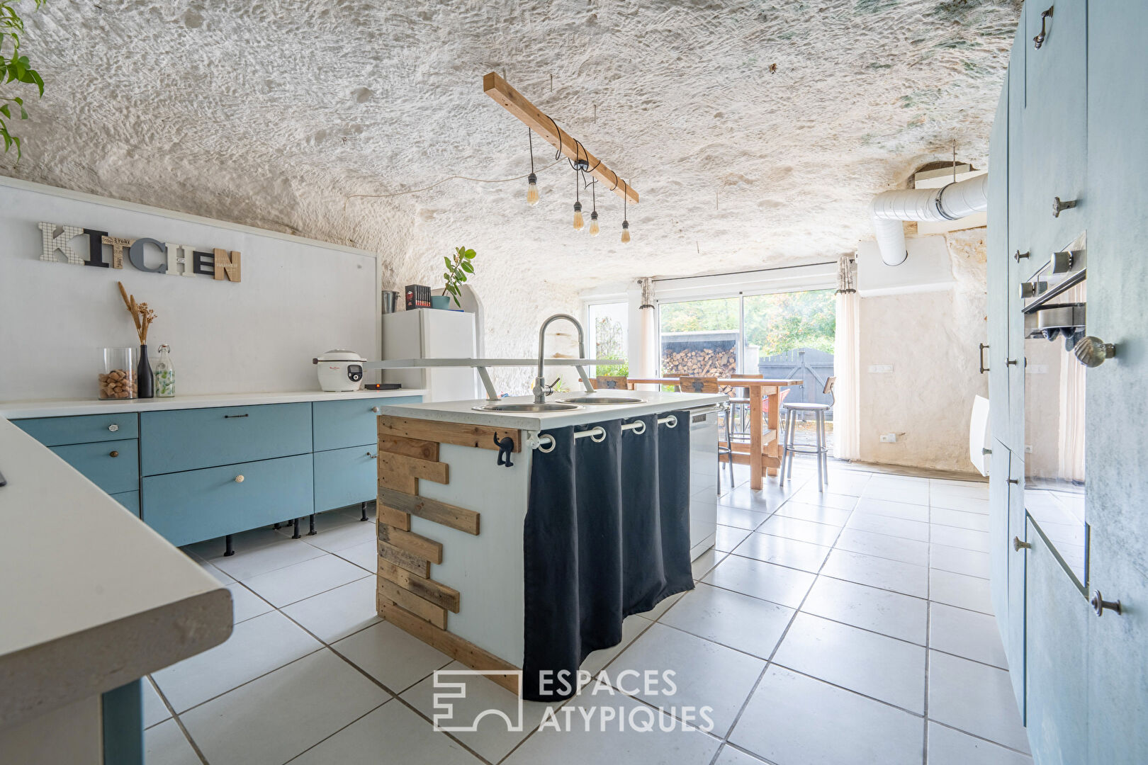 Semi-troglodyte house between vineyards and the Loire