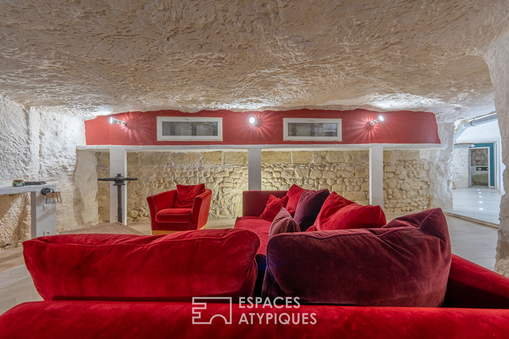 Semi-troglodyte house between vineyards and the Loire