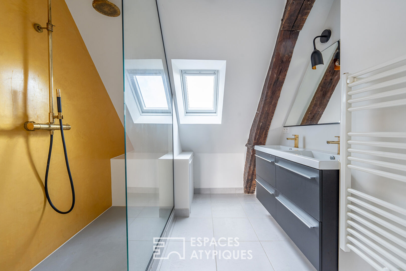 Appartement rénové dernier étage avec vue