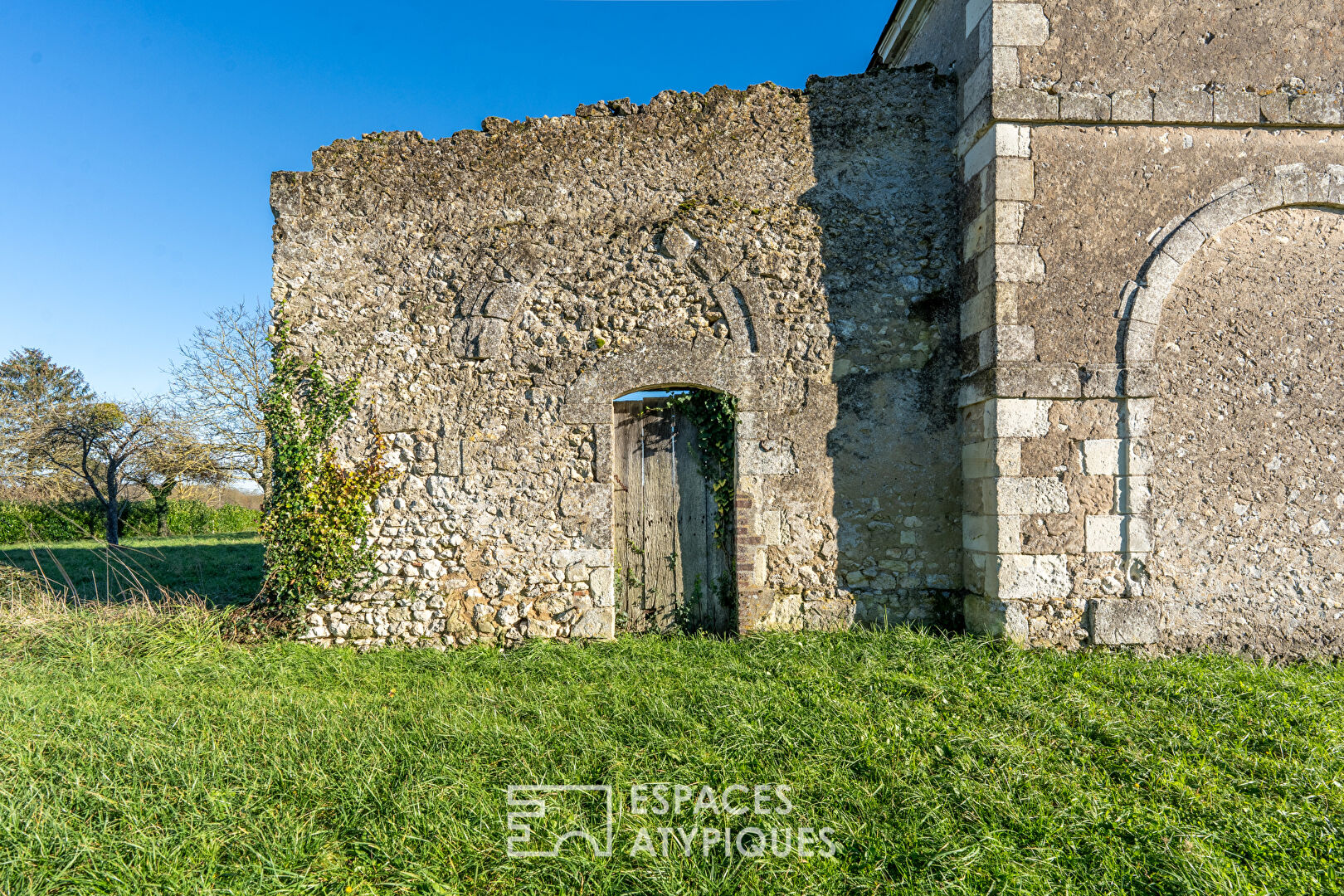 Anciennes écuries de château