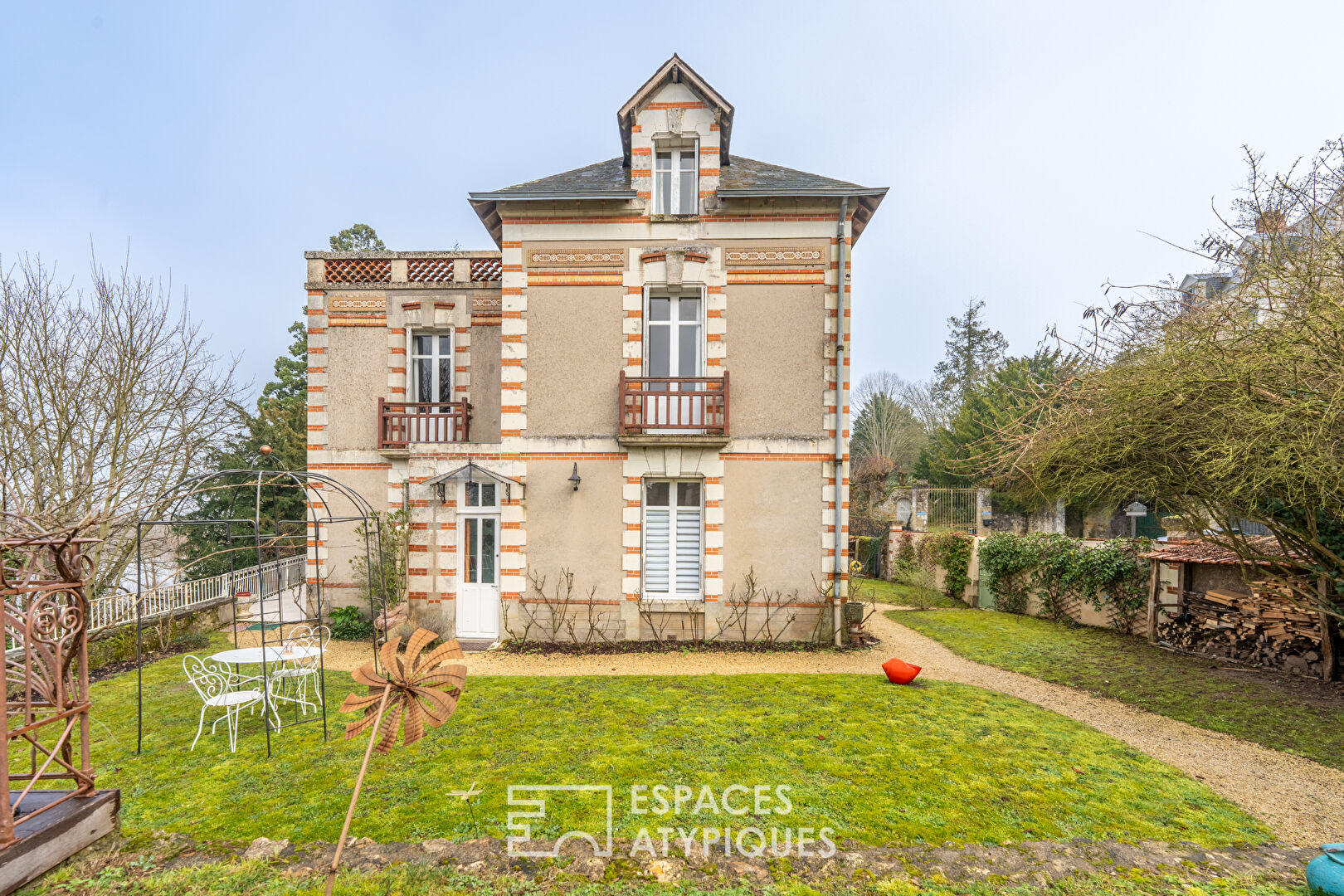 Maison de maitre rénovée avec vue sur Loire et dépendances