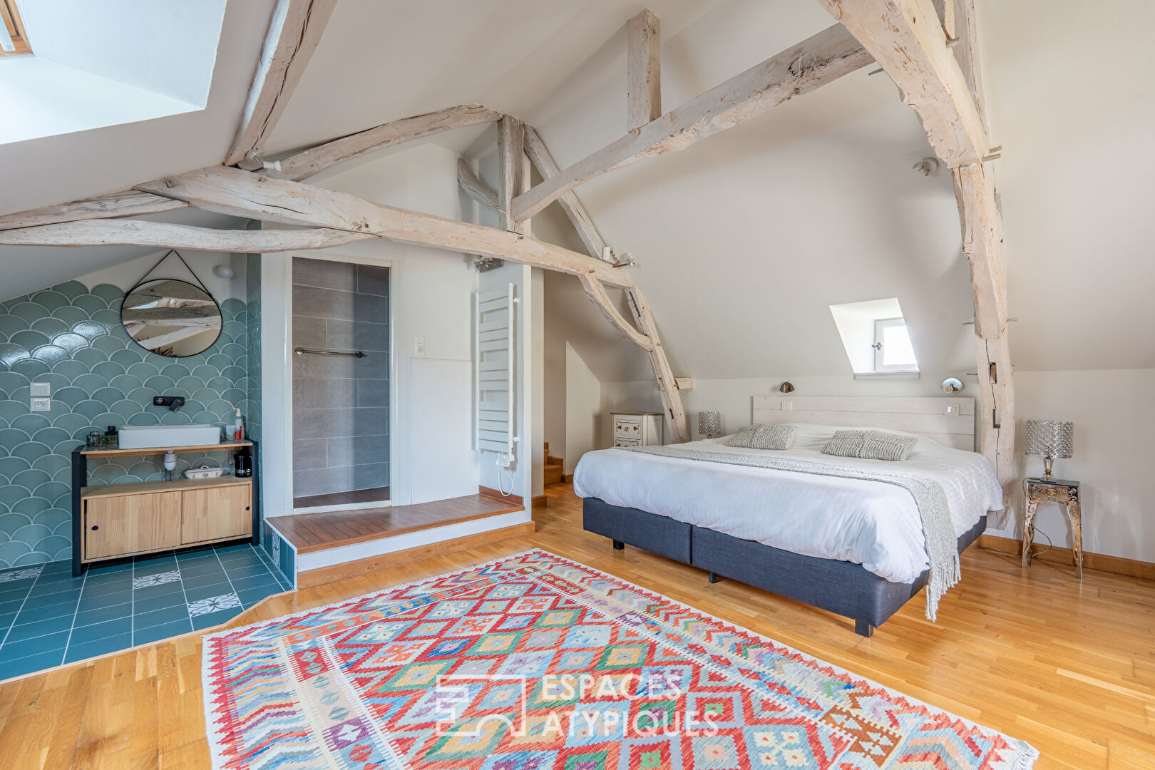 Ensemble de maisons de caractère avec jardin paysager et piscine