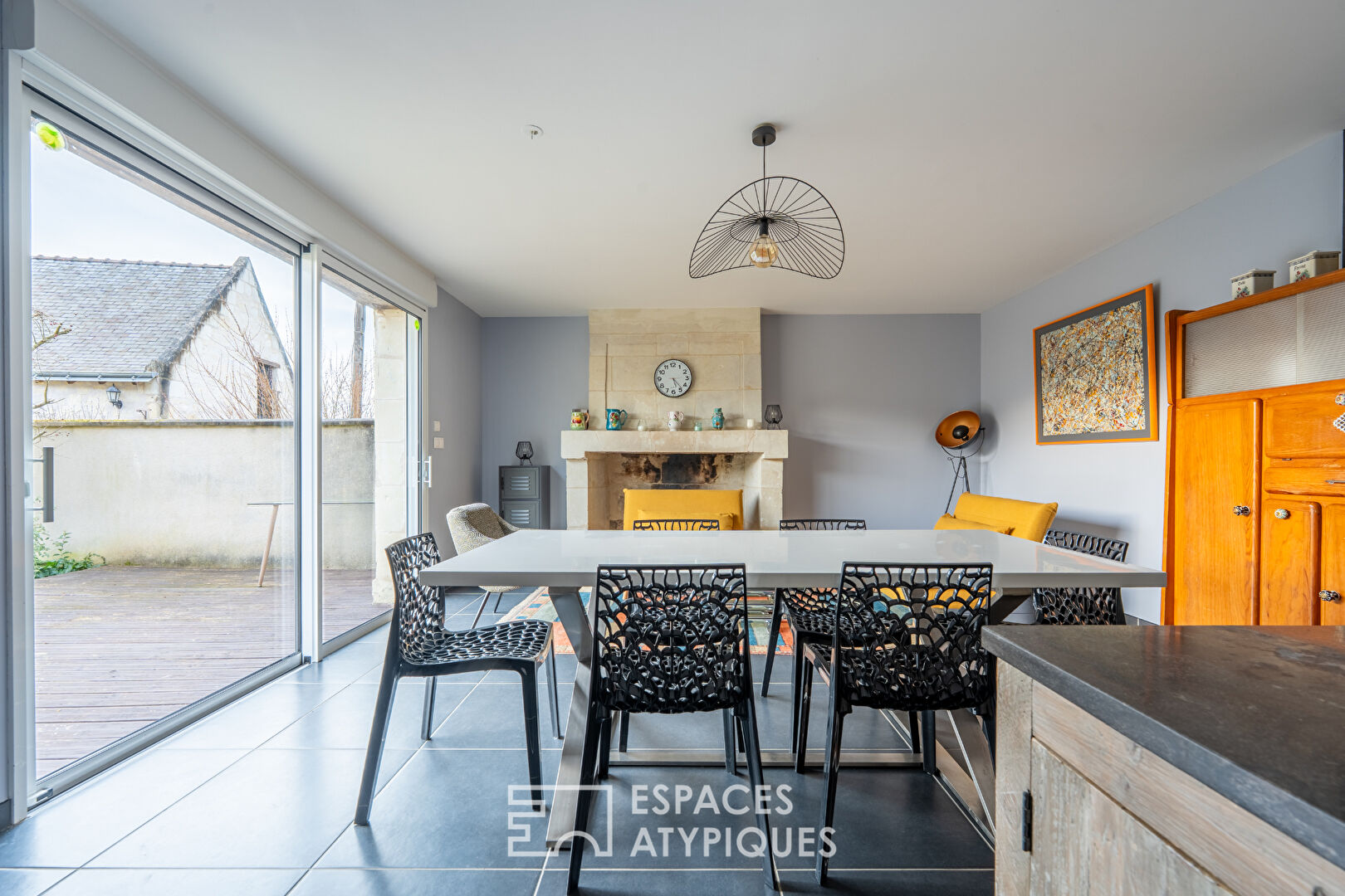 Ensemble de maisons de caractère avec jardin paysager et piscine